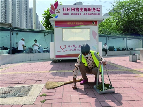 物业在打扫居民活动小广场地面